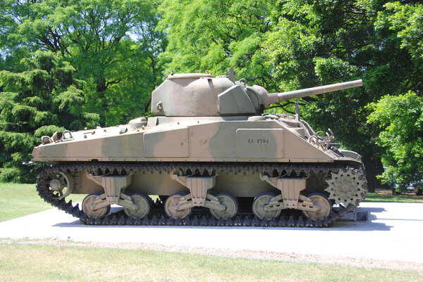 БУЭНОС-АЙРЕС-АРГЕНТИНА - 30 НОЯБРЯ: Танк перед зданием Либертадор, штаб-квартира Министерства обороны Аргентины является министерством национальной исполнительной власти на 11 30 ноября 2011 года Буэнос-Айрес