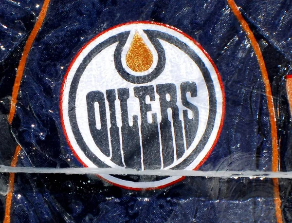 MONTREAL, CANADA - 24 Ocak 2009 Montreal Kanada 'da oynanan 24 Ocak 2009 tarihinde Montreal Kanadalılarının Molson merkezinin önündeki buz bloğunda oynanan Edmonton Oilers forması