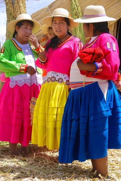 Puno Peru Nov Mulheres Não Identificadas Vestidos Tradicionais Recebem Turistas — Fotografia de Stock