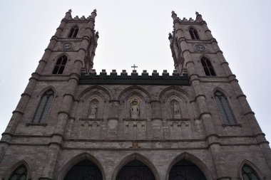 MONTREAL CANADA - 02 21 2020: Place d 'arme and Notre-Dame Basilica (Fransızca: Basilique Notre-Dame de Montreal), Montreal' in tarihi bölgesinde yer alan bir bazilika.