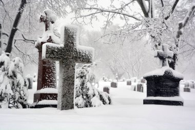 MONTREAL CANADA - 02: 15 2017: kar fırtınası sırasında Notre Dame Des Neiges kilise mezarlığı diğer inançlara açık bir Katolik mezarlığıdır..
