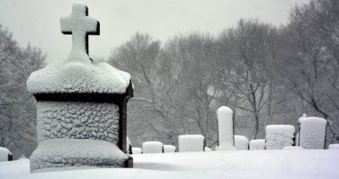MONTREAL CANADA - 02: 15 2017: kar fırtınası sırasında Notre Dame Des Neiges kilise mezarlığı diğer inançlara açık bir Katolik mezarlığıdır..