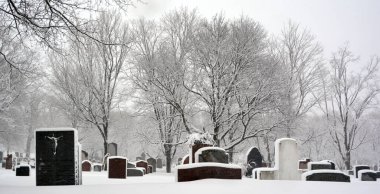 MONTREAL CANADA - 02: 15 2017: kar fırtınası sırasında Notre Dame Des Neiges kilise mezarlığı diğer inançlara açık bir Katolik mezarlığıdır..