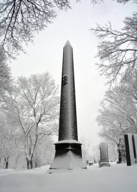 MONTREAL CANADA - 02: 15 2017: kar fırtınası sırasında Notre Dame Des Neiges kilise mezarlığı diğer inançlara açık bir Katolik mezarlığıdır..