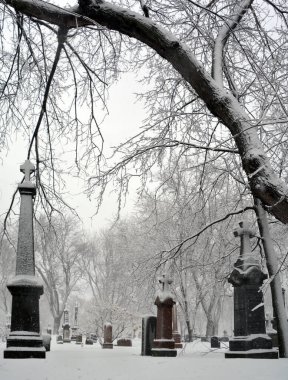 MONTREAL CANADA - 02: 15 2017: kar fırtınası sırasında Notre Dame Des Neiges kilise mezarlığı diğer inançlara açık bir Katolik mezarlığıdır..