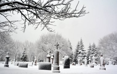 MONTREAL CANADA - 02 27 2020: kar fırtınası sırasında Notre Dame Des Neiges kilise mezarlığı diğer inançlara açık bir Katolik mezarlığıdır..