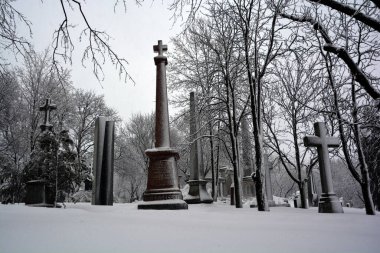 MONTREAL CANADA - 02 27 2020: kar fırtınası sırasında Notre Dame Des Neiges kilise mezarlığı diğer inançlara açık bir Katolik mezarlığıdır..