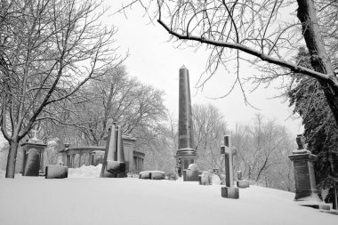MONTREAL CANADA - 02 27 2020: kar fırtınası sırasında Notre Dame Des Neiges kilise mezarlığı diğer inançlara açık bir Katolik mezarlığıdır..