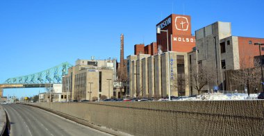 Kanada 'da karayolu yakınında eski bir fabrika