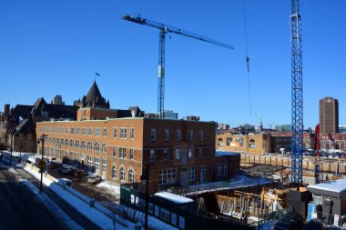 Kışın vinçleri olan inşaat alanı