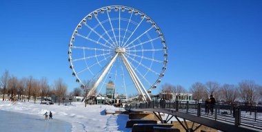 MONTREAL CANADA - 0221 20: La Grande Roue de Montreal Kanada 'nın en uzun dönme dolabı 60 metre yükseklikten şehri ve çevresini görmenizi sağlar.
