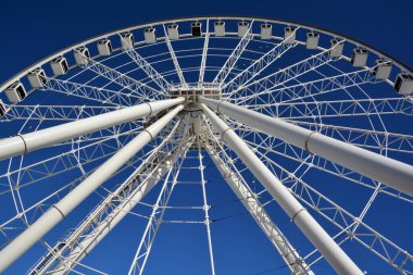 MONTREAL CANADA - 0221 20: La Grande Roue de Montreal Kanada 'nın en uzun dönme dolabı 60 metre yükseklikten şehri ve çevresini görmenizi sağlar.