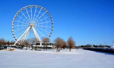 MONTREAL CANADA - 0221 20: La Grande Roue de Montreal Kanada 'nın en uzun dönme dolabı 60 metre yükseklikten şehri ve çevresini görmenizi sağlar.