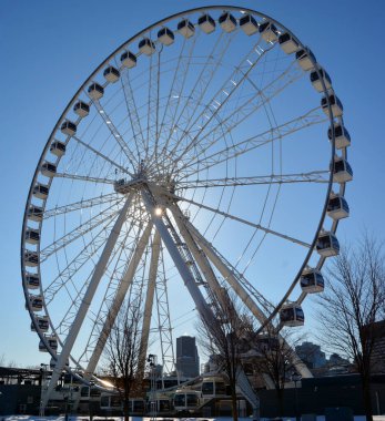 MONTREAL CANADA - 0221 20: La Grande Roue de Montreal Kanada 'nın en uzun dönme dolabı 60 metre yükseklikten şehri ve çevresini görmenizi sağlar.