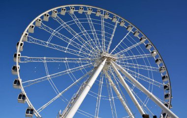 MONTREAL CANADA - 0221 20: La Grande Roue de Montreal Kanada 'nın en uzun dönme dolabı 60 metre yükseklikten şehri ve çevresini görmenizi sağlar.