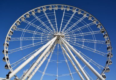 MONTREAL CANADA - 0221 20: La Grande Roue de Montreal Kanada 'nın en uzun dönme dolabı 60 metre yükseklikten şehri ve çevresini görmenizi sağlar.
