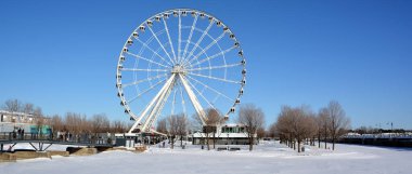 MONTREAL CANADA - 0221 20: La Grande Roue de Montreal Kanada 'nın en uzun dönme dolabı 60 metre yükseklikten şehri ve çevresini görmenizi sağlar.
