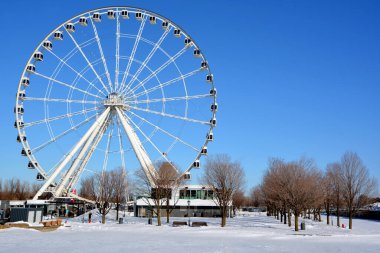 MONTREAL CANADA - 0221 20: La Grande Roue de Montreal Kanada 'nın en uzun dönme dolabı 60 metre yükseklikten şehri ve çevresini görmenizi sağlar.