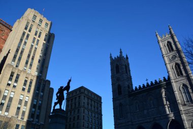 MONTREAL CANADA - 02 21 2020: Place d 'arme and Notre-Dame Basilica (Fransızca: Basilique Notre-Dame de Montreal), Montreal' in tarihi bölgesinde yer alan bir bazilika.