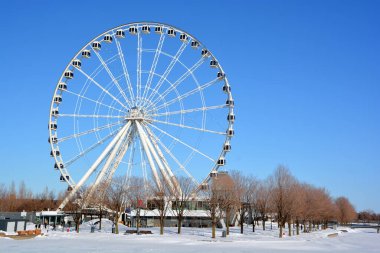 MONTREAL CANADA - 0221 20: La Grande Roue de Montreal Kanada 'nın en uzun dönme dolabı 60 metre yükseklikten şehri ve çevresini görmenizi sağlar. 