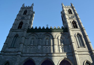 MONTREAL CANADA - 02 21 2020: Place d 'arme and Notre-Dame Basilica (Fransızca: Basilique Notre-Dame de Montreal), Montreal' in tarihi bölgesinde yer alan bir bazilika. 