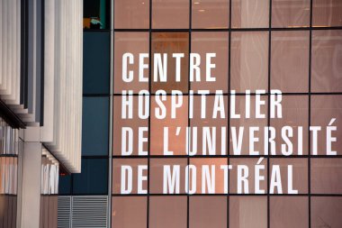 Montreal, Kanada - Ocak 2021: CHUM 'un işareti, Montreal Üniversitesi Sağlık Merkezi olarak çevrildi