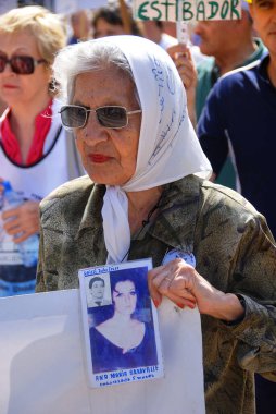 BUENOS AIRES, ARGENTINA - 17 NOV: Kimliği belirsiz bir kadın, Arjantin 'in Buenos Aires kentinde 