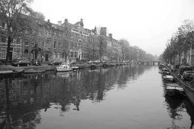 AMSTERDAM - 30 Kasım 2011 'de Amsterdam' da Kanal. Amsterdam 100 kilometreden fazla kanalı, yaklaşık 90 adası ve 1500 köprüsü nedeniyle 