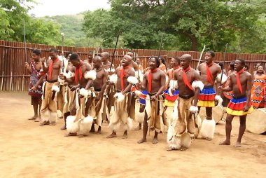 MANZINI, SWAZILAND - 25 Kasım 2010 Manzini, Svaziland 'daki bir Swazi şovunun sunumu sırasında, tanımlanamayan gençler geleneksel giysiler giyip dans ediyorlar