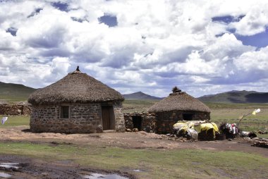 Zulu kırsalının manzarası, Güney Afrika 'da bir bantustan idi. Irkçılık devleti tarafından Zulu halkı için yarı bağımsız bir vatan olarak tasarlanıyordu..