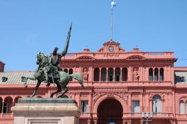 BÜNOS ARGENTINA - 11 25 2011: General Manuel Belgrano anıtı Casa Rosada 'nın (pembe ev) önündeki Arjantin hükümetinin yürütme organının resmi koltuğu.. 