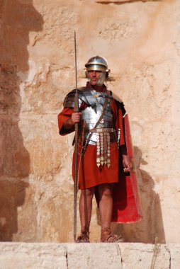 Ürdünlü adam 25 Kasım 2009 'da Ürdün' ün başkenti Jerash 'ta bir Roma ordusunun yeniden canlandırma gösterisi sırasında Romalı asker gibi giyinmişti.