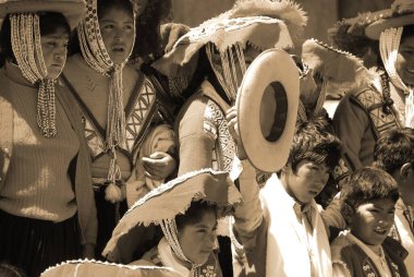 Sacsayhuaman, Peru - 25 Kasım 2010: Geleneksel Keçuva Giysileri içindeki gençler tipik bir dansçı gösterisi sonrasında. 