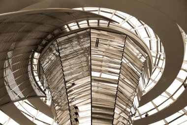 BERLİN, Almanya - 16 Mayıs: Alman İmparatorluğu Parlamento Binası 'nın Reichstag Kubbesi. 1894 yılında açıldı ve ciddi hasar gördüğü 1933 yılına kadar parlamentoyu barındırdı. 16 Mayıs 2011, Berlin, Almanya