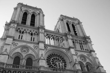 Notre Dame de Paris Katedrali siyah beyaz.