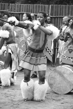 MANZINI, SWAZILAND - 25 Kasım 2010 Manzini, Svaziland 'daki bir Swazi gösterisinde kimliği belirsiz genç erkekler geleneksel giysiler giyer ve dans eder.