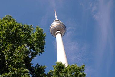 BERLİN GERMANY - 25 Mayıs: Fernsehturm (Televizyon Kulesi), Almanya 'nın başkenti Alexanderplatz' da bulunan 25 Mayıs 2010 'da inşa edildi. 