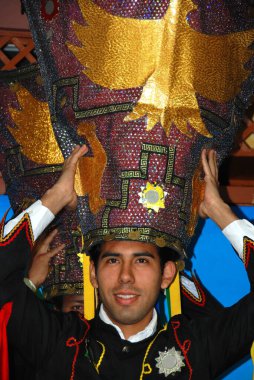 CUSCO PERU - 27 Kasım 2010: Perulu gencin geleneksel kostümlü portresi.