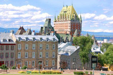 Quebec ve Chateau Frontenac, Quebec, Kanada manzarası. 1980 'lerde Kanada' nın ulusal tarihi bölgesi ilan edildi. Bölge, Aşağı Kanada 'nın İngiliz valilerinin ikametgahıydı.. 