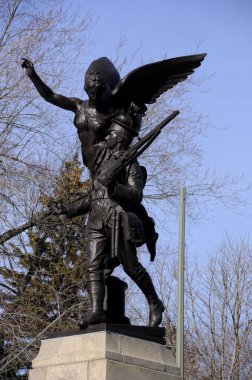 MONTREAL CANADA - 04 07 2020: Westmount Wars, o zamanlar anıtlar çok farklıydı. Üzerinde 1. Dünya Savaşı 'ndan kalma 192 isim var ve 4 yıl sürdü. Ve 2. Dünya Savaşı 'ndan 260 isim