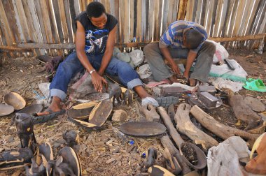 NGOROGORO, TANZANIA - 20 Ekim: Masai ahşap oymacısı, 20 Ekim Ngorogoro, Tanzanya 'da abanoz ağacıyla atölyede çalışıyor. Masailer Doğu Afrika 'da Hint Okyanusu' nun yanında Nilotik bir gruptur..