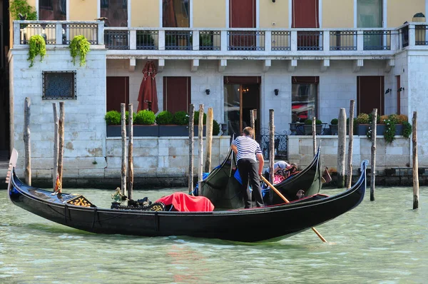 Venska Italien Juni 2011 Gondolas Venedig Italien Gongolan Traditionell Platt — Stockfoto
