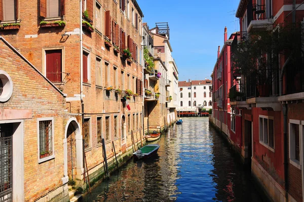 Pequeno Canal Estreito Com Barcos Entre Antigas Casas Multicoloridas Veneza — Fotografia de Stock