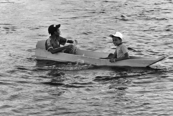 Karnak Egypt 11月28日 未確認の少年達は 2009年11月28日にエジプトのカルナック近くのナイル川の発泡スチロール板に浮かんでいます ヌビアの少年たちは歌うために観光船を追いかけ いくつかのお金を求めて — ストック写真