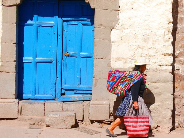 Каско Перу Ноября Женщина Кечуа Ходит Улице Выходит Рынок Куско — стоковое фото
