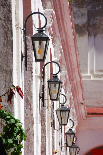 Vieux Lampadaires Sur Beau Bâtiment Dans Ville — Photo