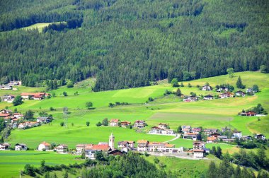 Avusturya 'nın Innsbruck kenti yakınlarındaki Alp dağlarının sakin bahar manzarası 