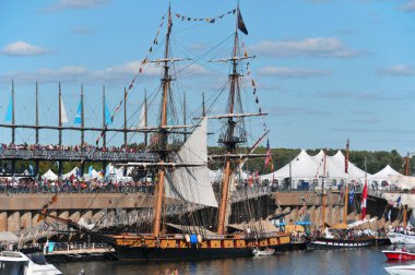 Rıhtımdaki Uzun Gemiler 'in ikinci baskısı için, Eski Liman' da ziyaretçileri bekleyen altı uzun gemi var: Niagara, Baltimore II 'nin Gururu, Lynx, Meydan Okuma, Pathfinder II ve St. Lawrence II. 