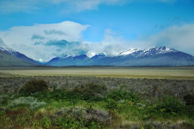 Beagle Channel birkaç ada arasında gelişir; kuzeyde Arjantin-Şili adası Grande de Tierra del Fuego, güneyde Hoste, Navarino ve Picton ve Nueva bulunur..