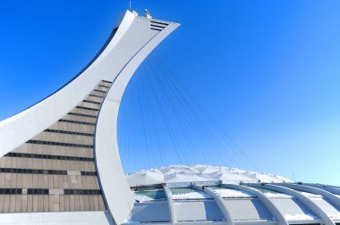 Montreal, Kanada - 26 Şubat 2012 'de Montreal Olimpiyat Stadyumu ve kulesi. Dünyanın en yüksek eğimli kulesi. Olimpiyat turu 175 metre uzunluğunda ve 45 derecelik açıyla yapılıyor.